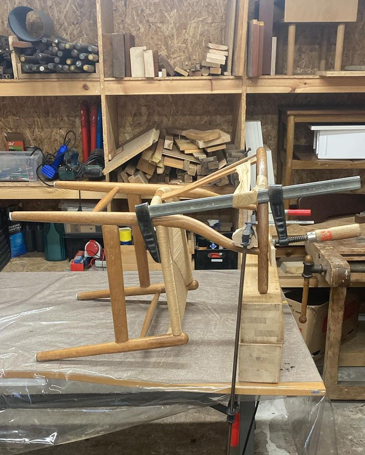 H.J. Wegners mest populære stol: Elegance møder skrøbelighed i egetræ fra den danske stol