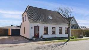Hyggelig ejendom med frodig have til salg i Vidstrup – Ejendomsmæglerfirmaet Thomas Risager A/S