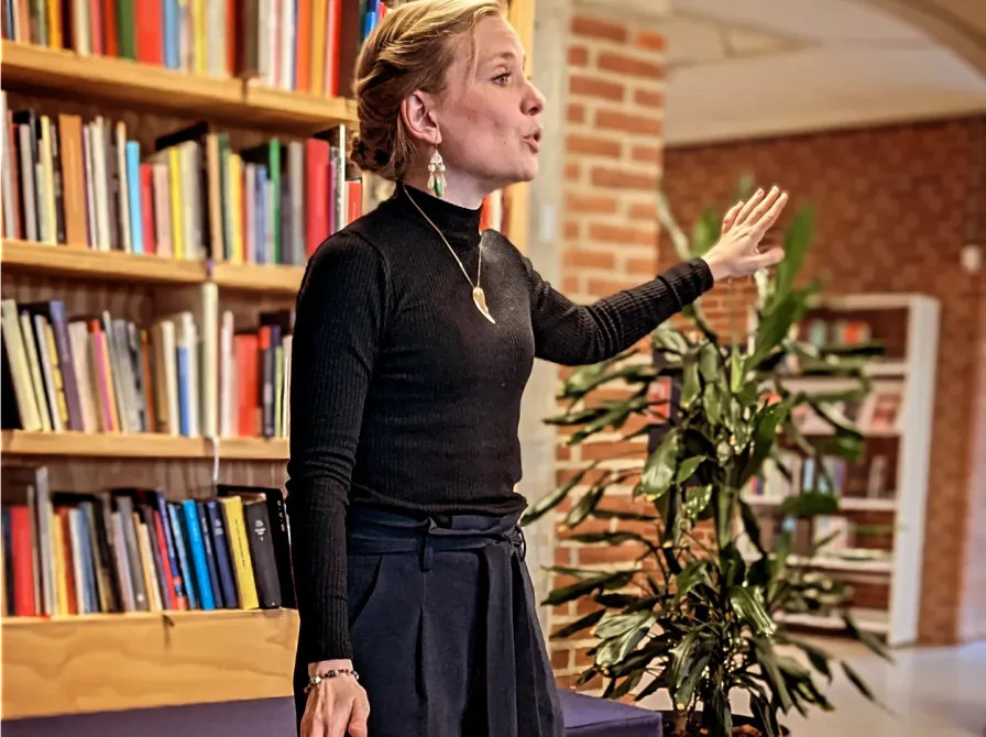 Hyggelig aften med strik, hækling og historiefortælling på Kvaglund Bibliotek