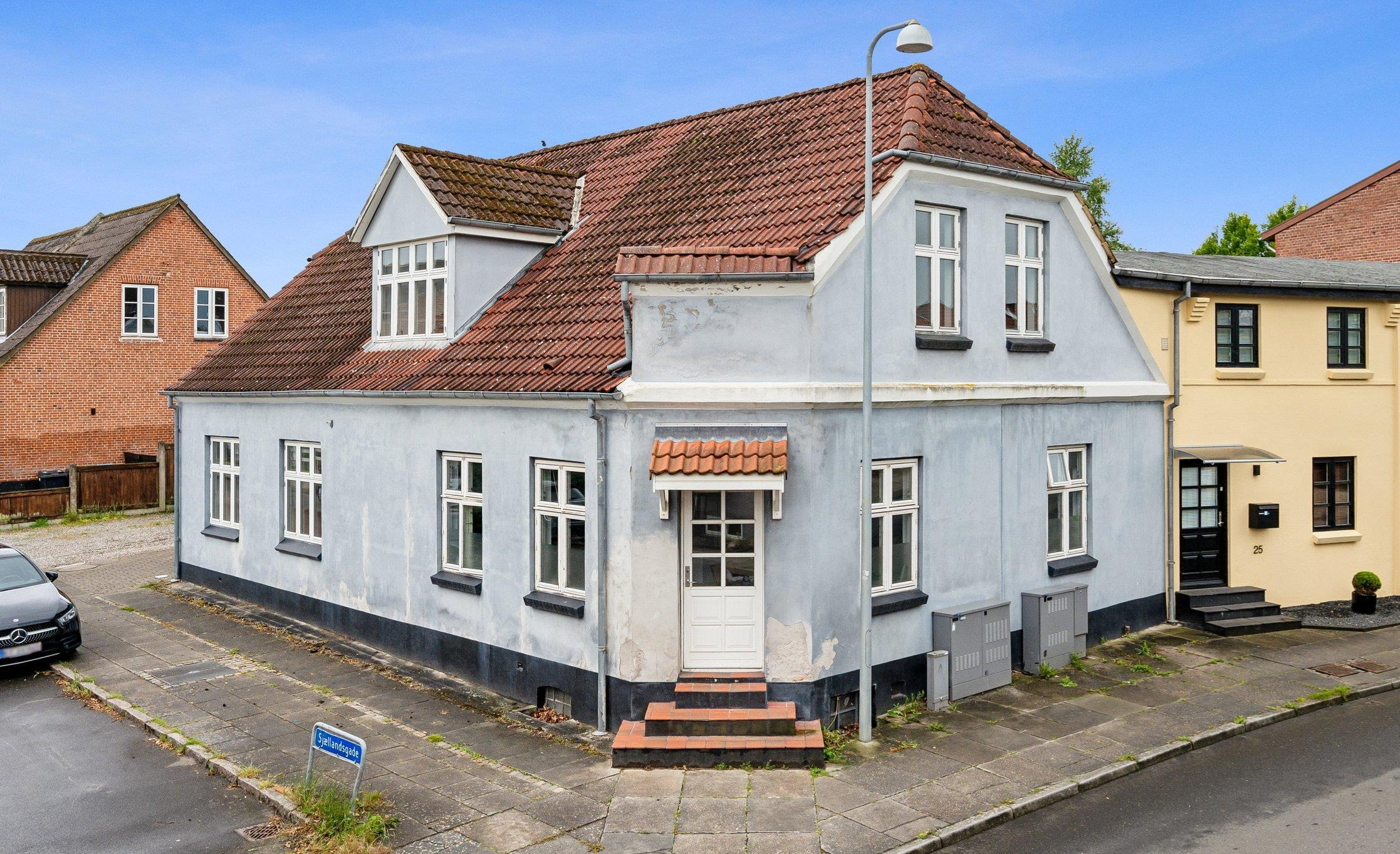 Til salg hos CD Bolig - Lene Bang & Søren Bregnhøj: Bynær ejendom med tre boliger i én