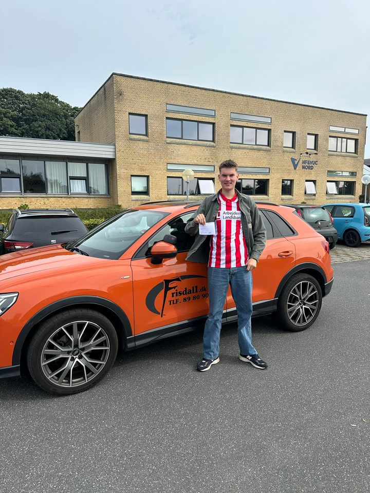 Jacob Fjelsted bestod køreprøven i første forsøg hos Frisdal Køreskole
