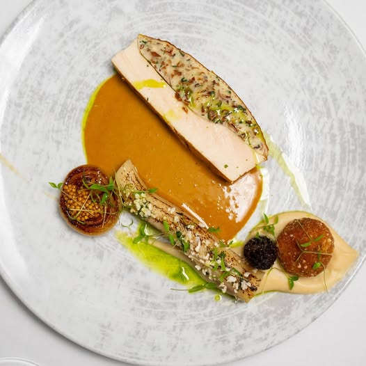 Nyd en udsøgt 2-retters menu på Restaurant Under Klippen onsdage og torsdage