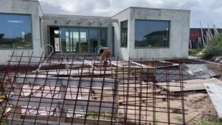 En finger på pulsen i Hals