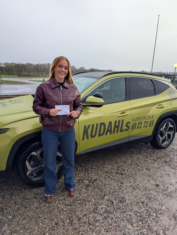 Kudahls Køreskole glæder sig over Maikens nye kørekort og siger tak for valget