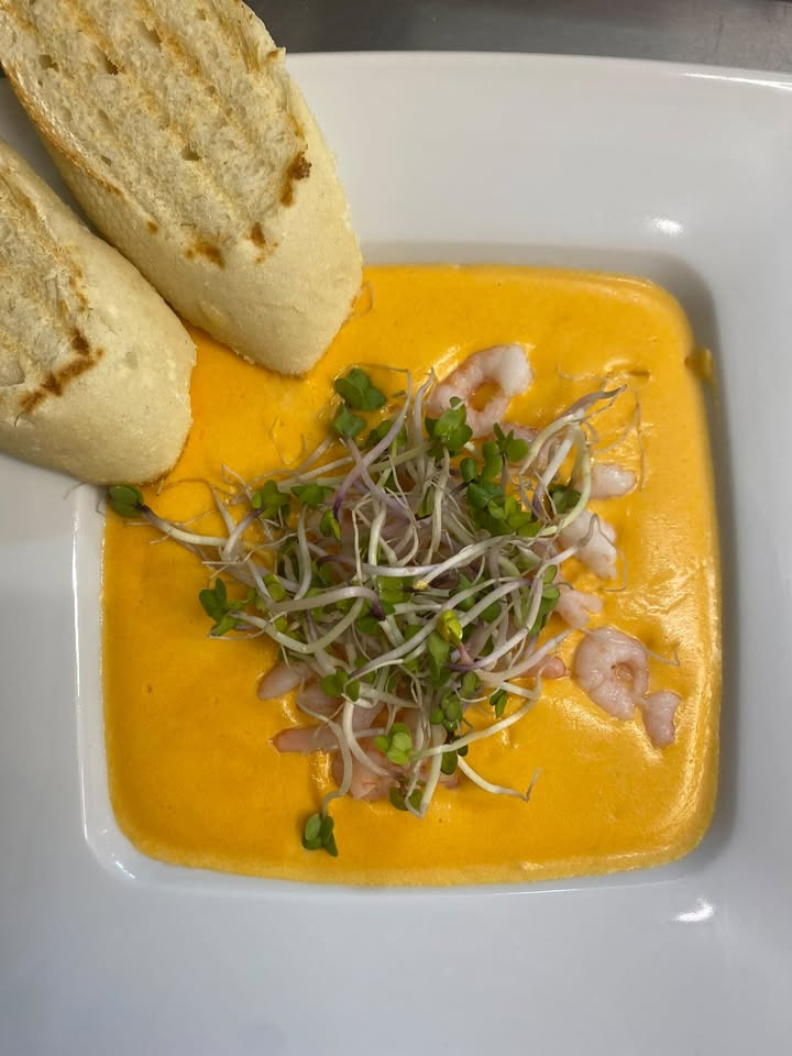 Havnens Fisk Øster Hurup har lørdagstilbud på hummersuppe med krebsehaler og kuvertbrød