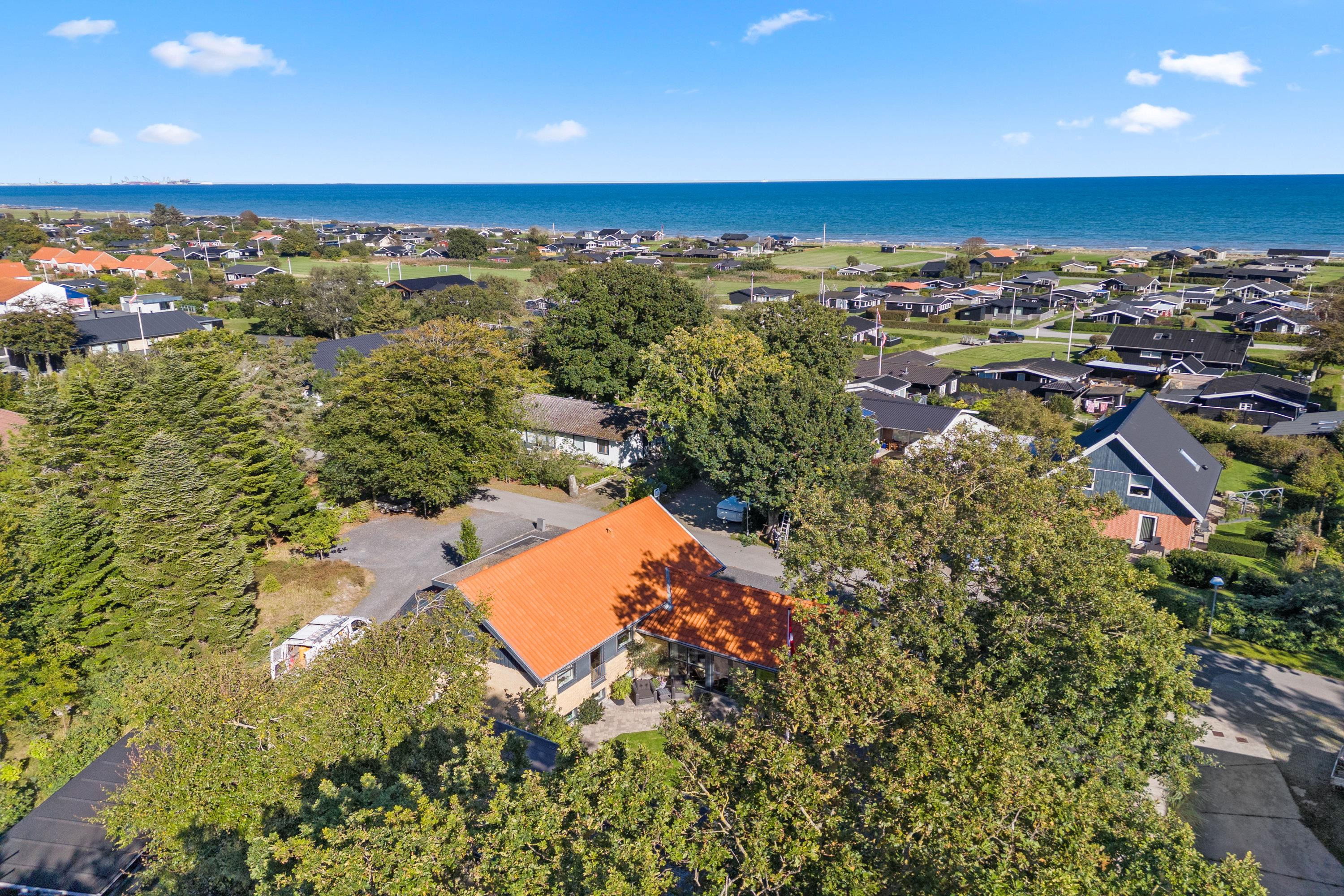 Sjældent udbudt villa mellem skov og strand i Sæby