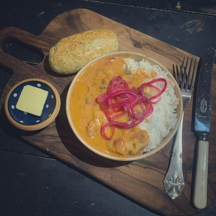 Fru Hansens Butik & Café tilbyder fredags takeaway med kylling i paprikagryde