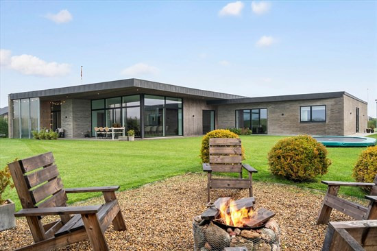 Top 6 over dyreste boliger til salg i Ikast. Priser op til 6.450.000 kr