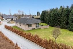 Mæglerhuset præsenterer: indflytningsklar villa i Langholt på ugenert grund