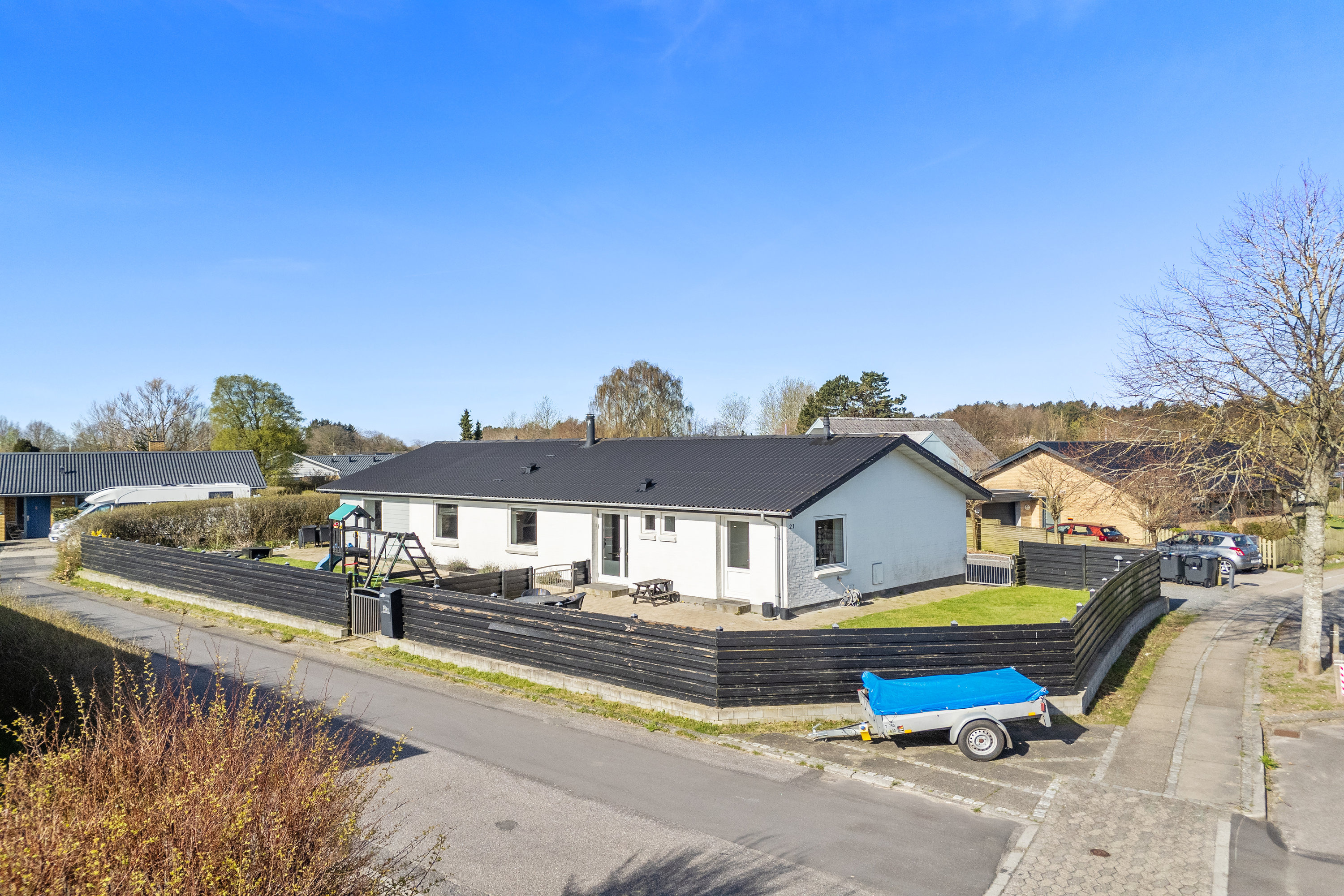 Indflytningsklar villa med flotte tilbygninger og stor garage