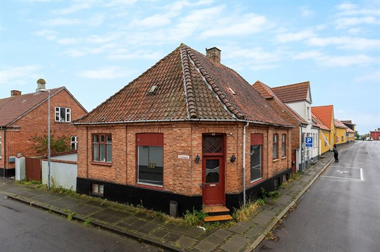 Pedersker Hovedgade 1 er til salg for kun 345.000 kr.: Se de billigste boliger til salg i Aakirkeby her