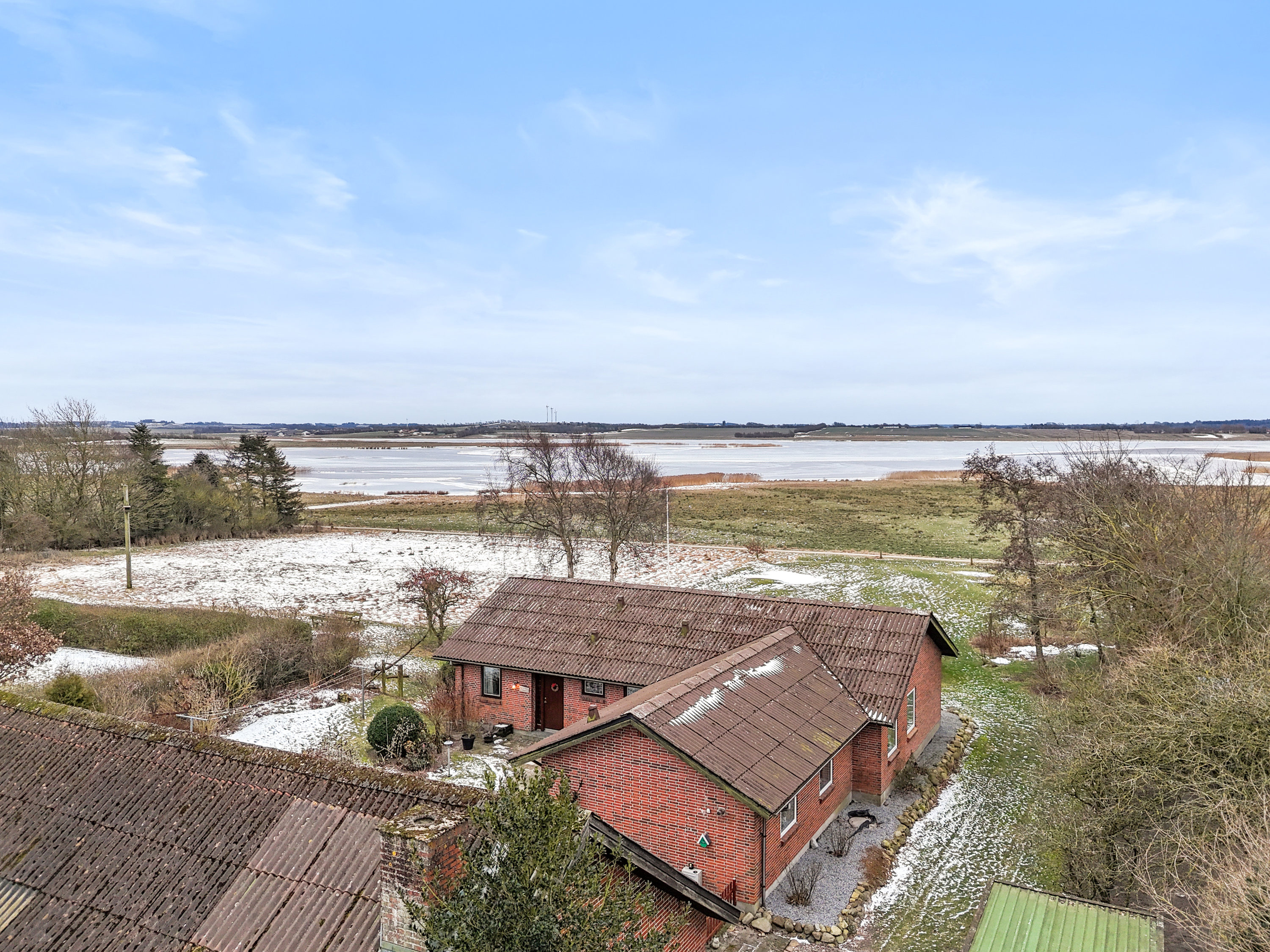 Til salg hos Mæglerhuset - Asger Larsen: Rummelig villa med udsigt til Vilsted Sø