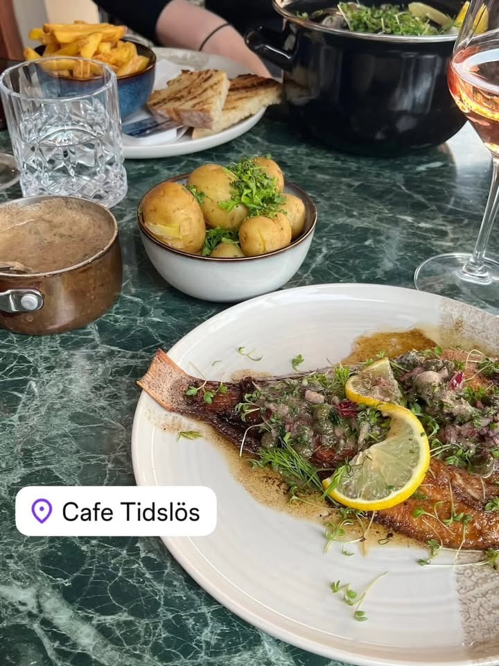 Sommerfavorit hos Café Tidslös: helstegt rødspætte i to uger
