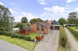 Rummelig familievilla med garage og dejlig terrasse i Brønderslev
