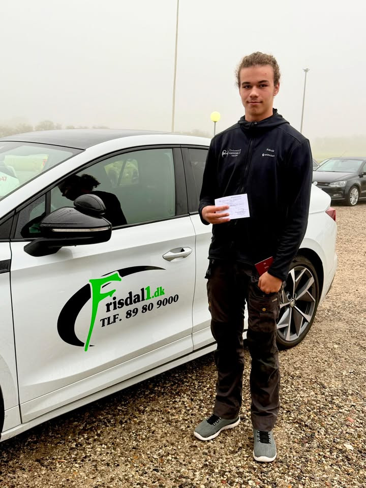 Frisdal Køreskole hylder Eske Randa for at bestå køreprøven i første forsøg