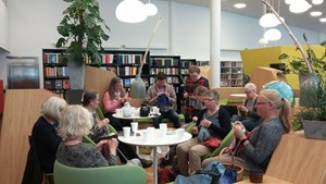 Strikkecafé på Nørre Aaby Bibliotek: En hyggelig stund for alle strikkeentusiaster