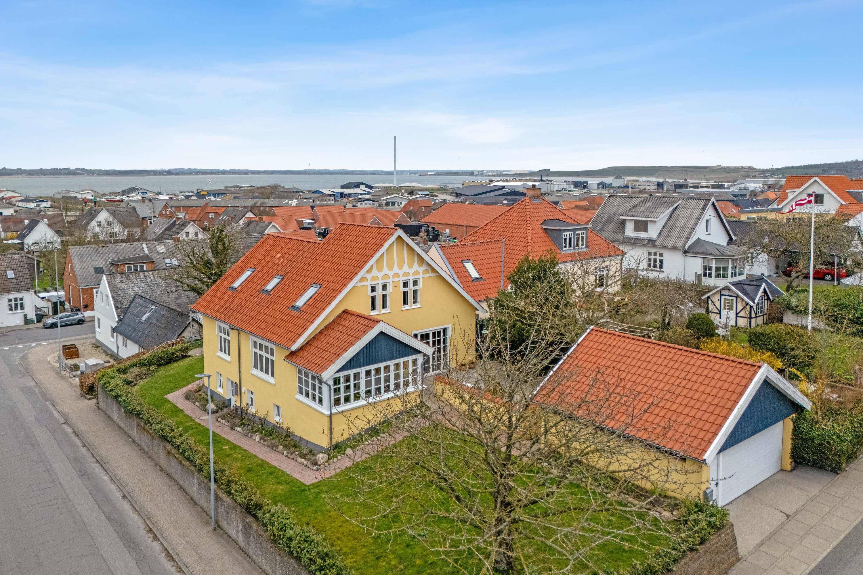 Charmerende villa med klassisk arkitektur centralt i Løgstør