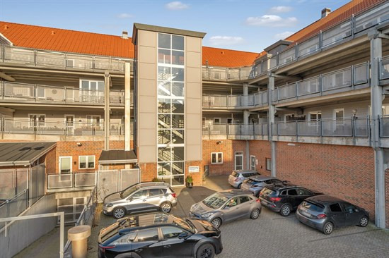 Velindrettet, lys lejlighed i hjertet af Esbjerg – stor altan, elevator og p-kælder