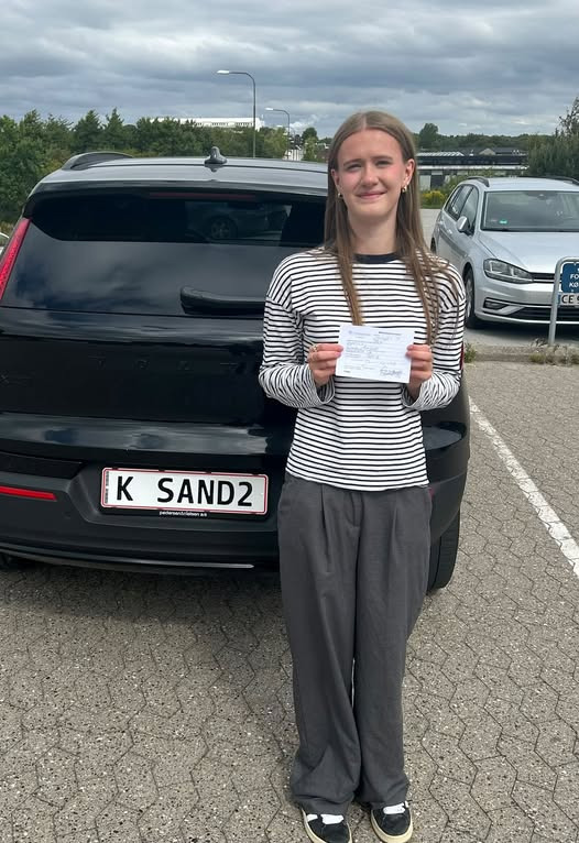Kenneth Sand Køreskole ønsker Clara Fabricius tillykke med bestået køreprøve