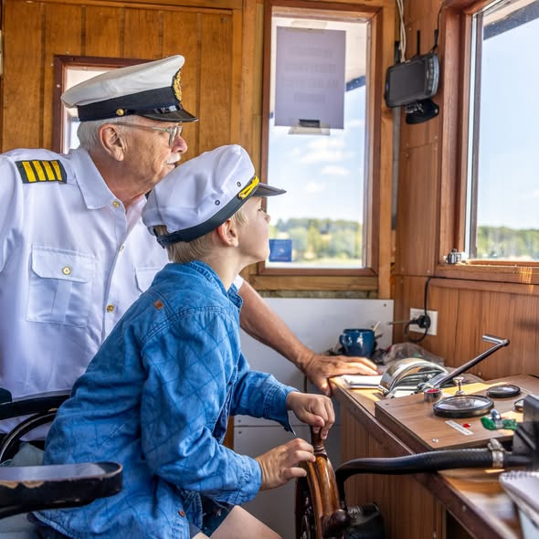 Aarhus Havnerundfart inviterer de yngste til Kaptajn for en dag hver onsdag i juli