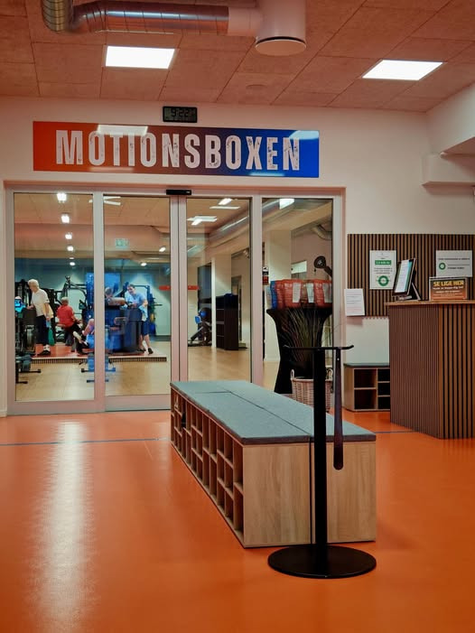 Hadsund Sport og Event introducerer ny bænk til sko-opbevaring i motionsboxen