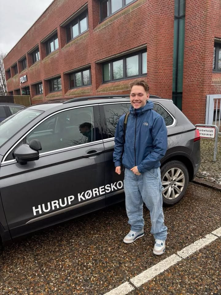 Kørelærerne Louise & Jan fejrer Frederiks nye kørekort efter samarbejde med Hurup Køreskole