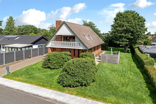 På en efterspurgt beliggenhed I Bramdrupdam får I god plads til store og små