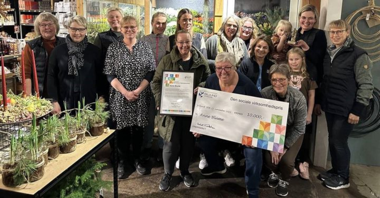 En glad, rørt og stolt Anne Blume fik overrakt Den sociale virksomhedspris 2023