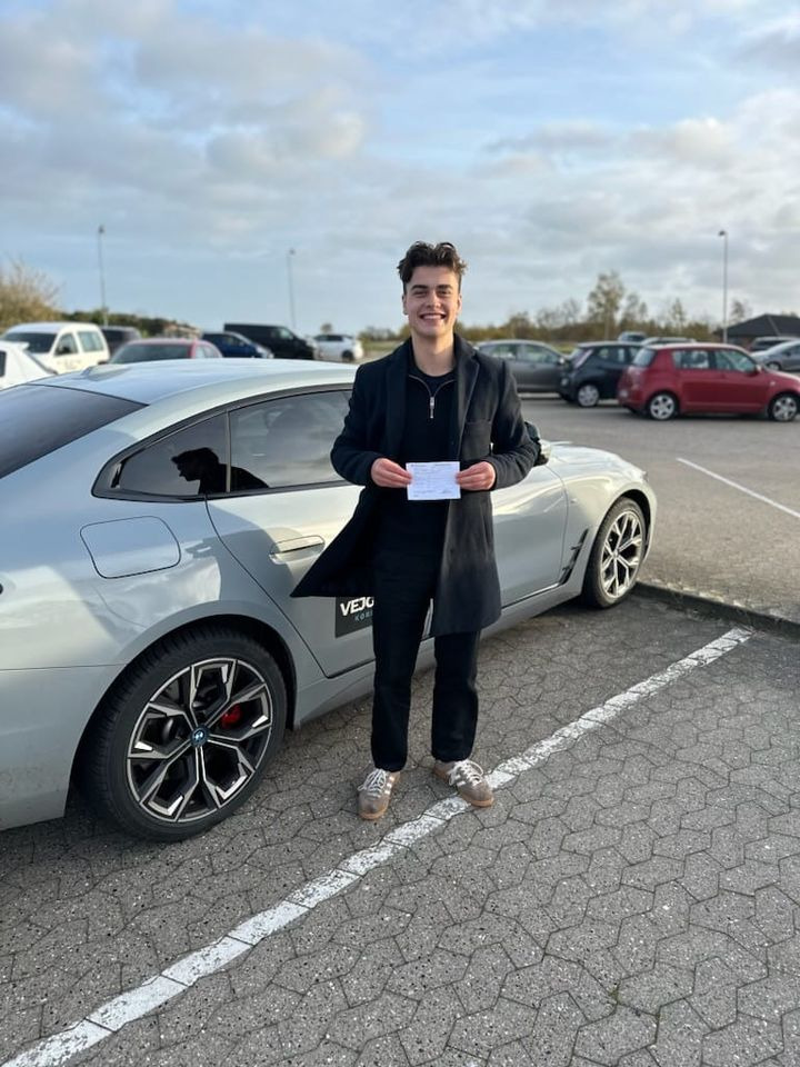 Sebastian bestod begge køreprøver første gang hos Vejgaard Køreskole v/Morten Rode