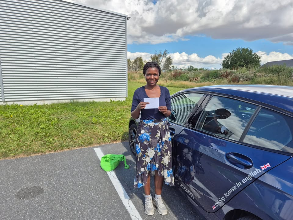Nordbyens Køreskole v/ Bjarne M. Behrenthz fejrer Sifa Nyanguses nye kørekort og opmuntrer til vedholdenhed