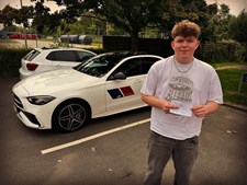 Lets Drive ønsker Rasmus tillykke med kørekort og ros fra prøvesagkyndig