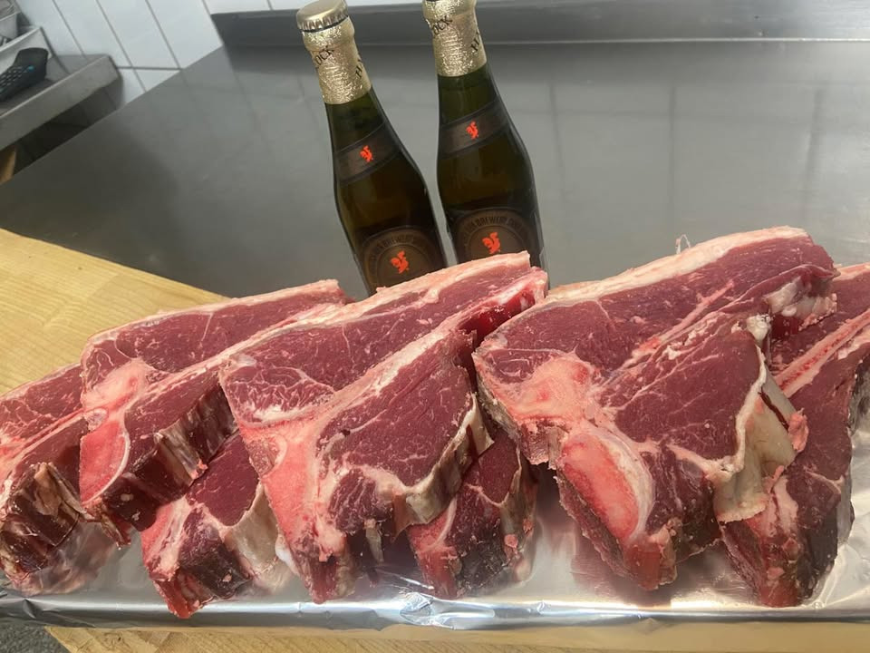 Elling Slagterforretning v/Louise le Fevre Sjøberg Karlsen har T-bone steaks klar til 120 kr pr. stk.