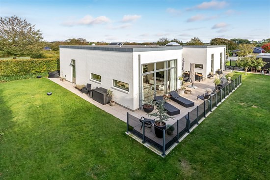 Flot villa i funkis stil på 205 m2 med højt til loftet og 6 værelser