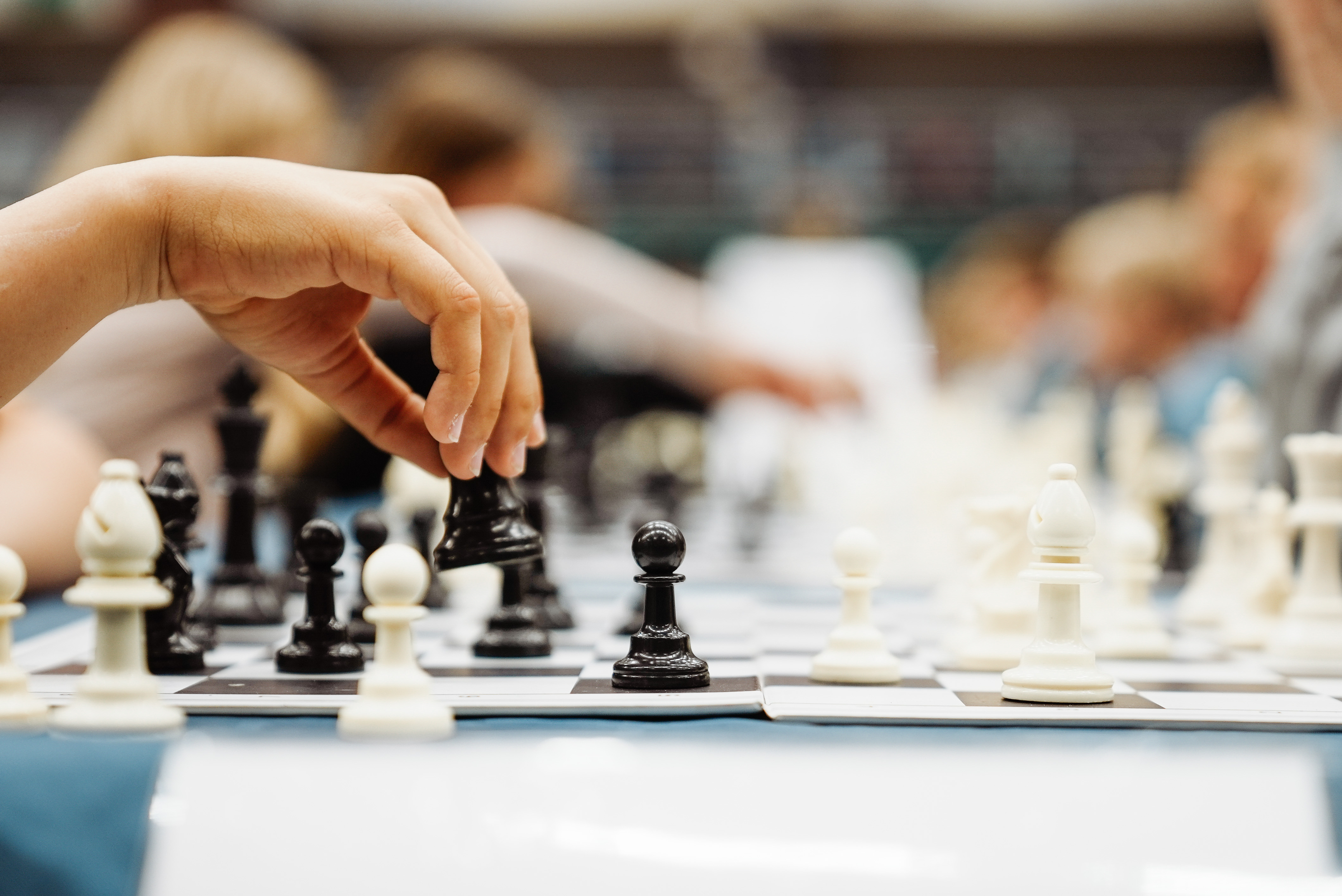 Skolernes Skakdag 2024: 2563 elever i Randers Kommune dyrker hjernen og fællesskabet