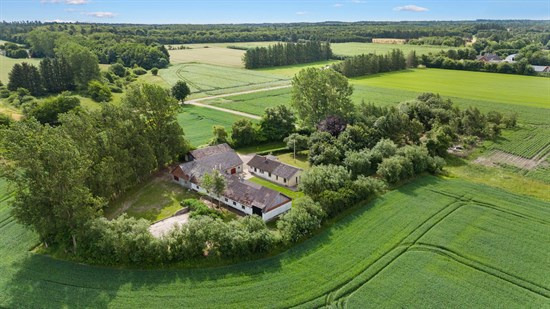 Landejendom ca. 5,5 km. fra Sæby med 2, 7 ha jord.