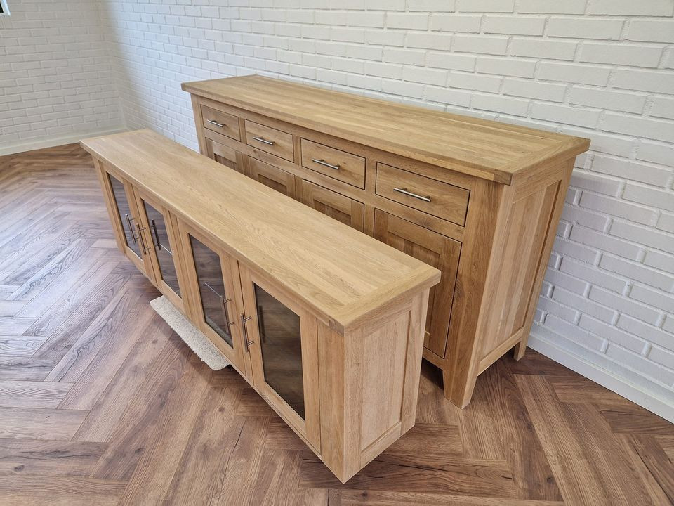 Hovelind Møbler tilbyder brugt skænk og vitrine i massivt egetræ til 8000 kr.