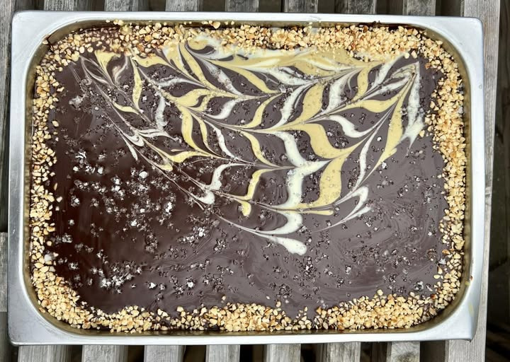 Okkels introducerer ugens special: hasselnød, mørk chokolade og havsalt is