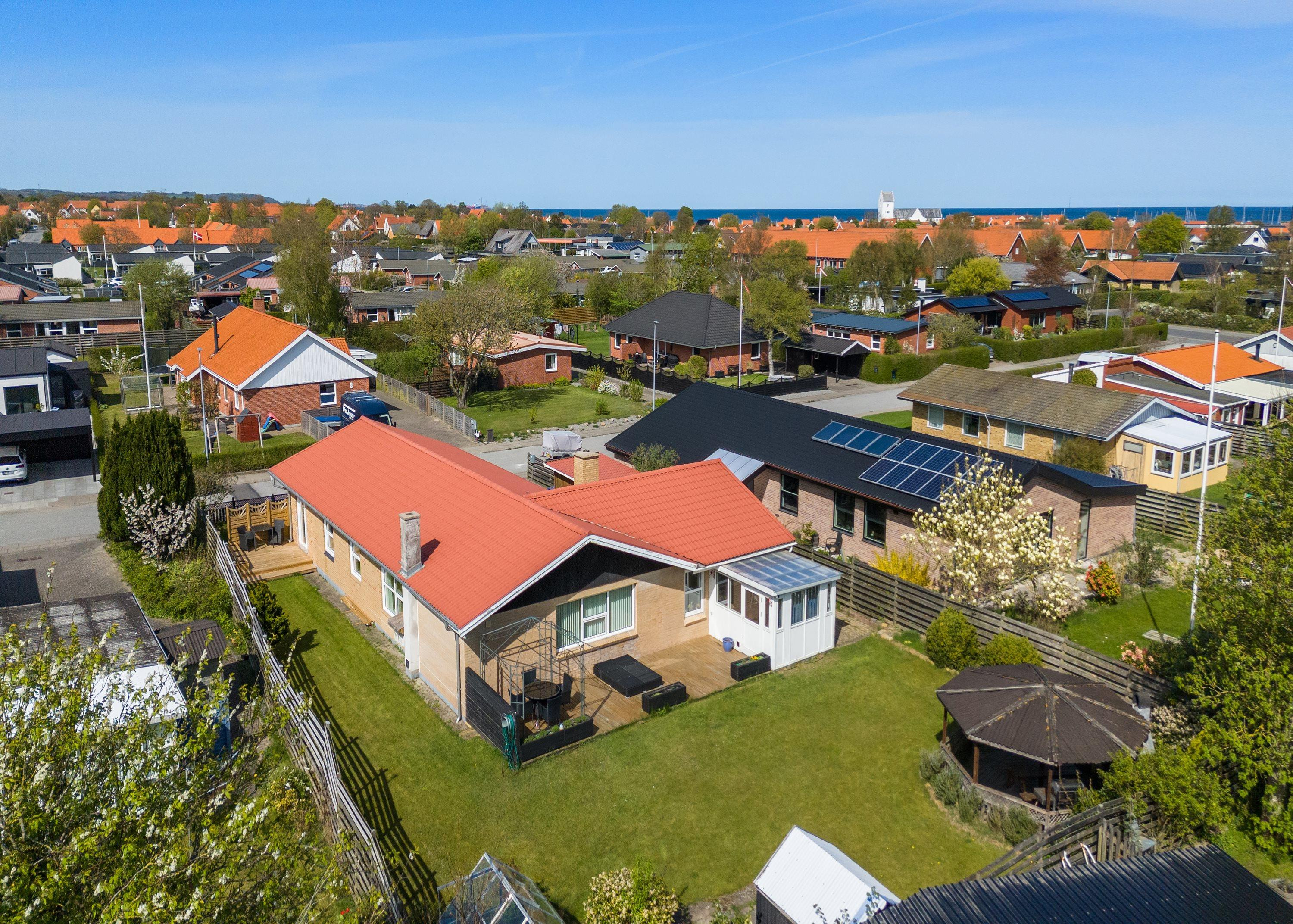 Rummelig familievilla med skønne udendørsarealer centralt i Sæby