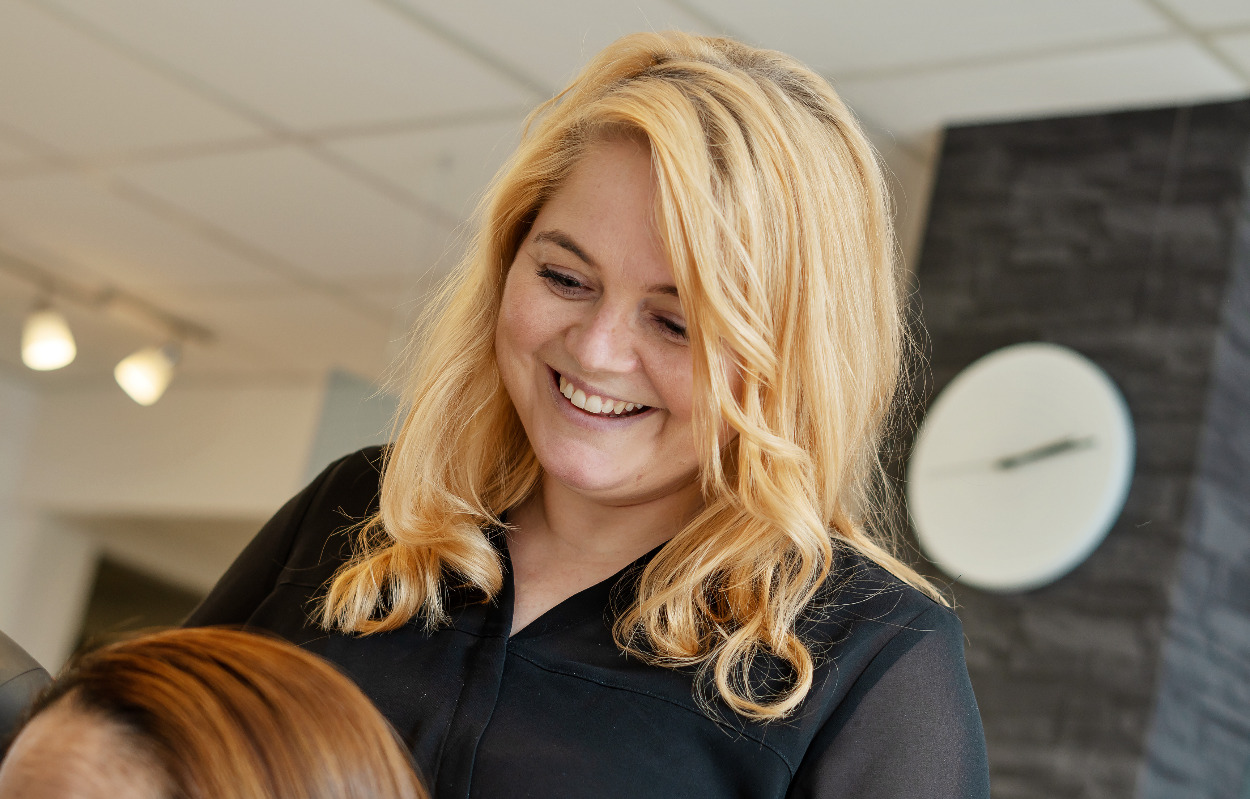 En masse tilfældigheder sendte Hanna tilbage i frisørsalonen