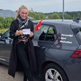 Mathilde fik kørekortet i første hug: Tirsdag er nu officielt Mathilde-dag, lyder det fra Guldkortet ApS