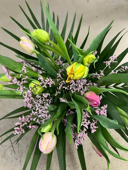Den Grønne Stue tilbyder buket med tulipaner og Limonium til 150 kr.