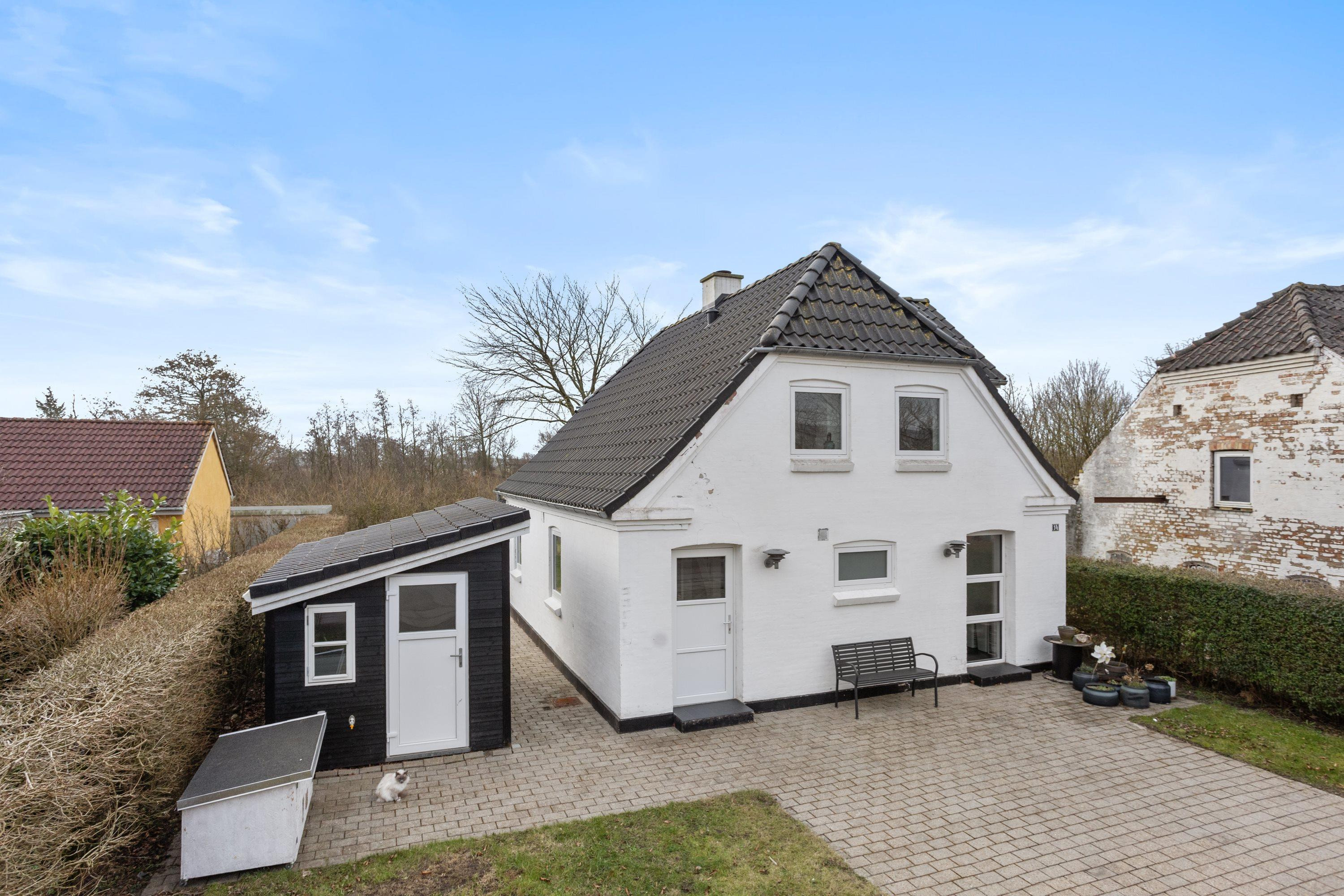 Lys og charmerende murermestervilla med stor, sydvendt træterrasse