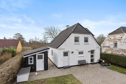 Lys og charmerende murermestervilla med stor, sydvendt træterrasse