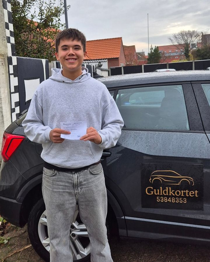 Benjamin bestod køreprøven og fik kørekortet hos Guldkortet ApS