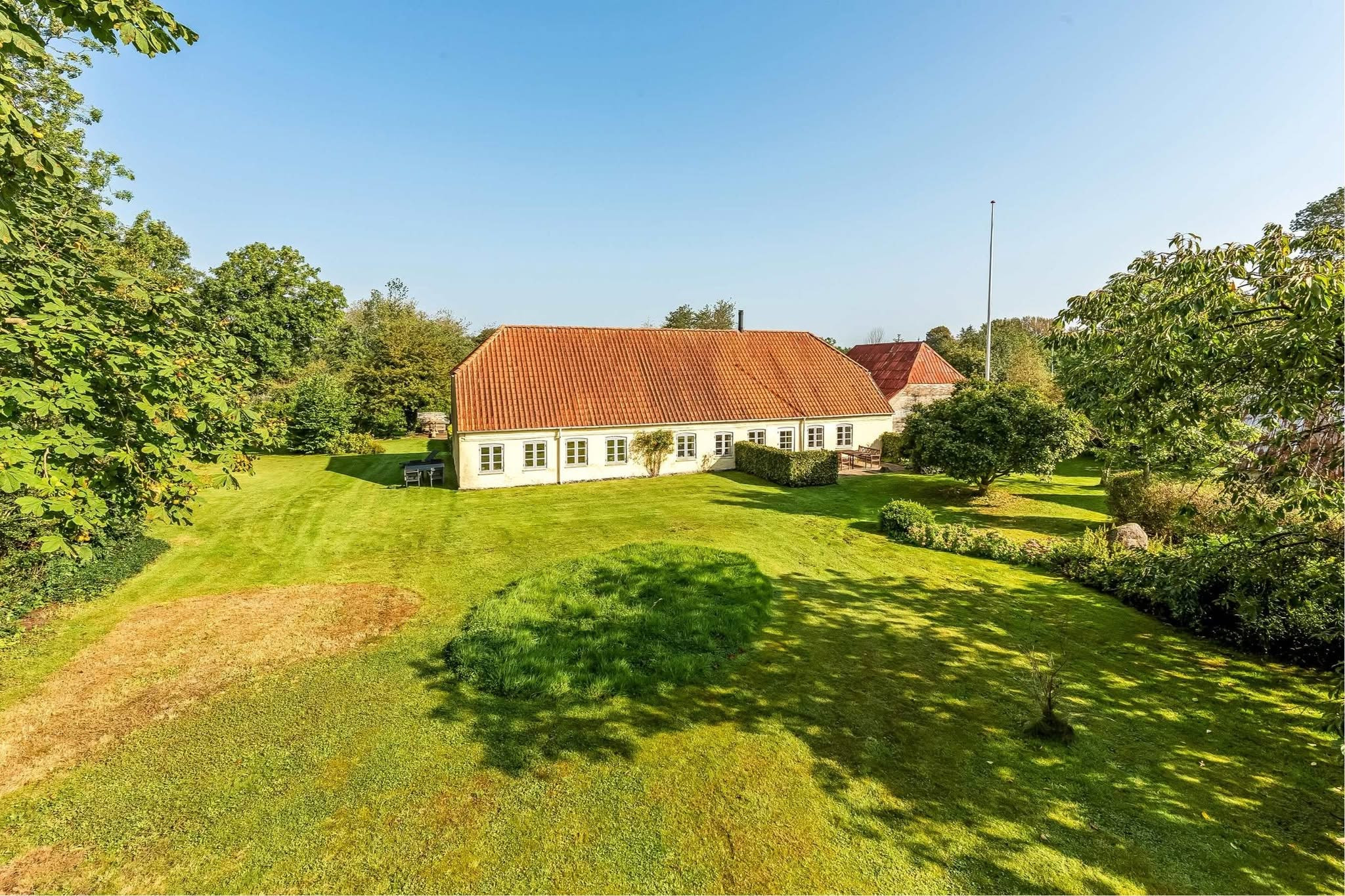 EJENHOLM BOLIG & ERHVERV præsenterer skøn villa med plads til hele familien i Aabenraa