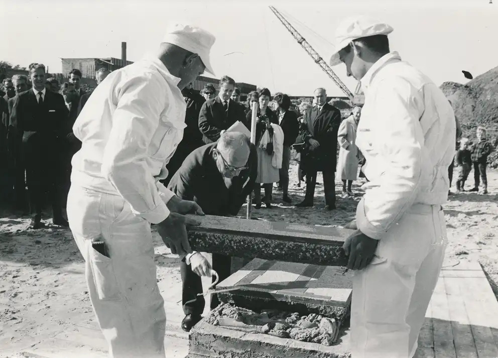 Historisk sølvmurske genforenet med grundstenen på Herning VUC og HF