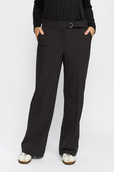 Skott Aalborg præsenterer nye habitbukser til lange ben