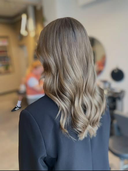 Hairways fremhæver fordele ved reverse balayage for et naturligt look