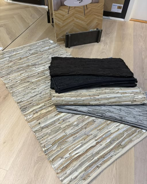 Viborg Gulvforum præsenterer kludetæpper af skindrester i fire farver til skarp pris