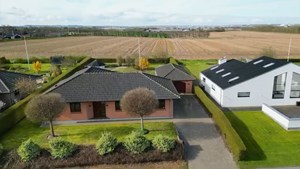 Fuldmuret villa fra 2004 med flot udsigt til salg på eftertragtet adresse i Vester Hassing